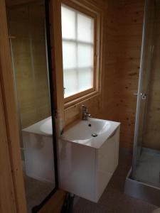 Glamsbjerg亚姆斯塔加登露营地酒店的一间带白色水槽和窗户的浴室