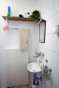SeuzachBed&Breakfast Pinocchio的一间带水槽和镜子的浴室