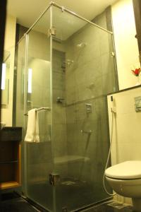 Hotel Nk Grand Park Airport Hotel的一间浴室