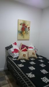 桑托斯Studio mobiliado的一张床上的枕头