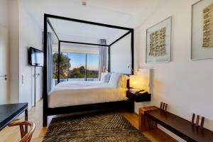 瓦奥邦苏塞苏度假酒店的一间卧室设有一张大床和一个大窗户