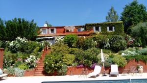 鲁西永玫瑰别墅酒店的一座带花园和游泳池的房子