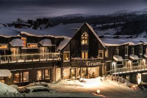 奥勒格兰恩酒店的夜间雪中小屋