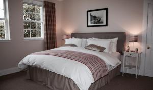 Bridgend斯科罗斯别墅酒店的一间卧室设有一张大床和一个窗户。