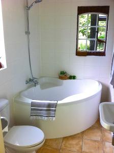 威塞勒海德Het Vogelhuisje的带白色浴缸的浴室和卫生间