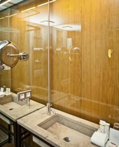 慕尼黑科尔提娜酒店的带淋浴和盥洗盆的浴室