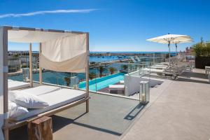 拉戈斯拉各斯阿维尼达酒店的阳台配有床和遮阳伞,游泳池