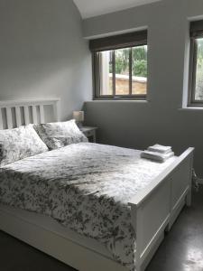 牛津Bury Knowle Stables的卧室配有白色床和花卉床罩