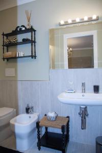 皮斯托亚马尔帕索旅馆的一间带水槽、卫生间和镜子的浴室
