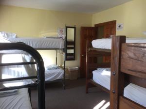 华盛顿华盛顿国际学生中心旅舍的宿舍间内带几张双层床的客房