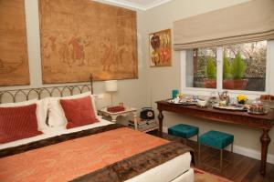 皮斯托亚马尔帕索旅馆的一间卧室配有一张床和一张书桌