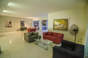 皮乌拉皮乌拉安格洛酒店的带沙发和椅子的客厅以及风扇