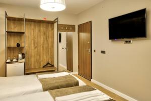 普里什蒂纳Boulevard Prishtina的酒店客房设有两张床和一台平面电视。