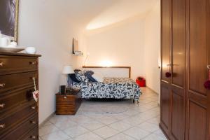 维科德尔加尔加诺Casa Michela的一间卧室配有一张床和一个梳妆台