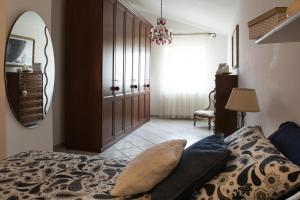 维科德尔加尔加诺Casa Michela的一间卧室配有一张床、镜子和门