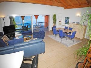 ContraCasa Camelia App 5055的客厅配有蓝色的沙发、桌子和椅子