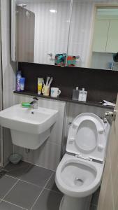 江陵市Haetmom House的浴室配有白色卫生间和盥洗盆。
