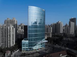 上海上海安曼纳卓悦大酒店的市中心的高玻璃建筑