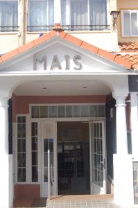 Numancia de la Sagra梅斯旅馆的马尔斯大楼的入口,上面有标志