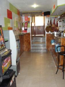 Numancia de la Sagra梅斯旅馆的餐厅里带电子游戏的房间