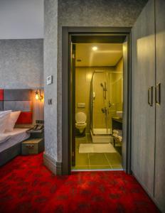 伊斯坦布尔阿塔希尔A11酒店的带淋浴和卫生间的浴室以及1张床。