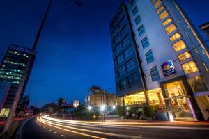 科伦坡科伦坡依丽安贝斯特韦斯特酒店的夜幕,建筑和街灯