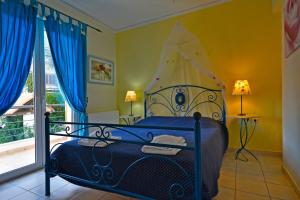 波罗斯海豚别墅酒店的一间卧室配有一张带天蓬的床
