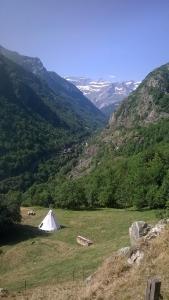加瓦尔尼Tipis nature的山地的白色帐篷