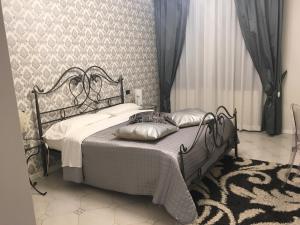 Noventa Vicentinahotel alla busa的一间卧室配有一张带枕头的黑色床。
