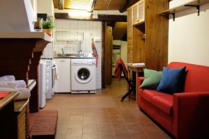 博洛尼亚Castiglione Lovely Mansarda的客厅配有红色沙发和洗衣机