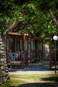 皮特拉利古Campeggio Pian Dei Boschi的树下小屋,配有桌椅