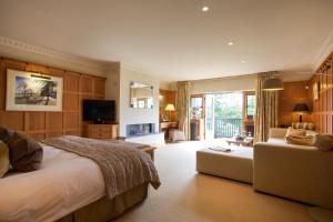 查格福德Gidleigh Park- A Relais & Chateaux Hotel的一间大卧室,配有一张床和一张沙发