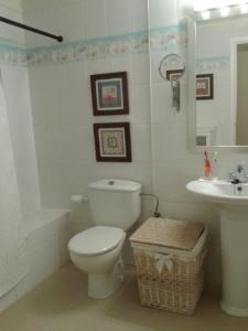 巴哈马尔Bajamar的白色的浴室设有卫生间和水槽。