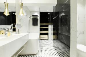许温凯斯维茨酒店的带淋浴、卫生间和盥洗盆的浴室