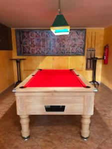 埃尔阿雷纳尔亚特兰大旅馆的室内一张红色的台球桌