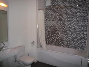 卡斯尔马特Castlemartyr Holiday Mews 2 bed的浴室配有卫生间、浴缸和水槽。