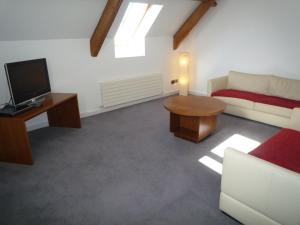 卡斯尔马特Castlemartyr Holiday Mews 3 bed的带沙发和电视的客厅