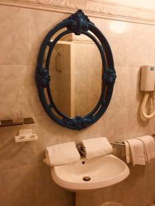巴斯蒂亚桑浦日罗酒店的一间带水槽和镜子的浴室