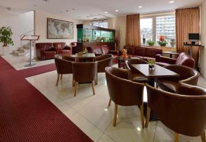 布拉迪斯拉发布拉迪斯拉发高级商务酒店的带沙发和桌椅的等候室