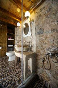 Koíta斯塔德尼克里艾尼酒店的石质浴室设有水槽和卫生间