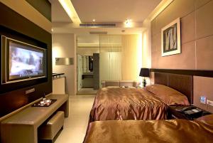 竹南琪海汽车旅馆 的一间卧室配有一张床和一台平面电视