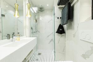许温凯斯维茨酒店的带淋浴和盥洗盆的白色浴室
