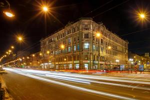 圣彼得堡艾克斯普酒店的夜间有建筑和街灯的城市街道
