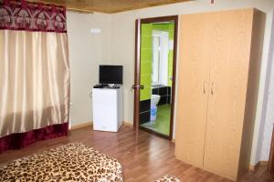 KhorostkivІмобільяре的一间设有床、电视和门的房间