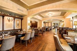 坎贝尔城皇家坎贝尔酒店的一间在房间内配有桌椅的餐厅
