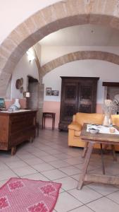 廖拉萨尔多La Casa Rossa的客厅配有沙发和桌子