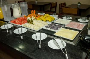 贝洛奥里藏特潘普利亚斯托普优质酒店的一张桌子,上面放着许多不同类型的食物