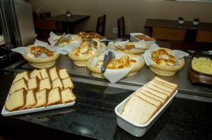 贝洛奥里藏特潘普利亚斯托普优质酒店的自助餐,包括三明治和面包
