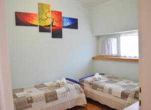 蒙泰伊索拉贝拉伊索拉公寓的墙上画作的房间里设有两张床
