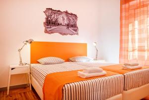 楼尔Loulé Coreto Hostel的一间卧室配有两张带毛巾的床